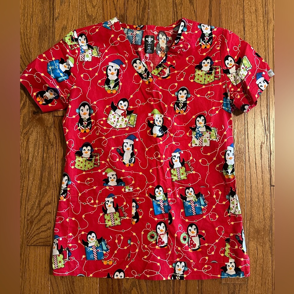 Med Couture Penguin and Christmas Lights Scrub XS Top